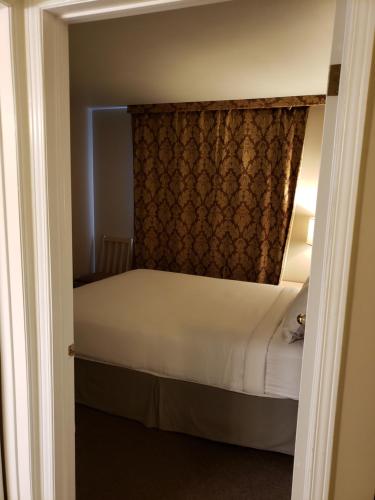 Postel nebo postele na pokoji v ubytování Shemron Suites Hotel