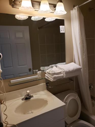 Ett badrum på Shemron Suites Hotel