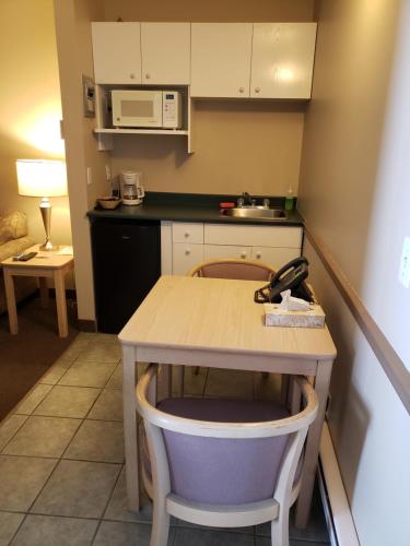Kuchyň nebo kuchyňský kout v ubytování Shemron Suites Hotel
