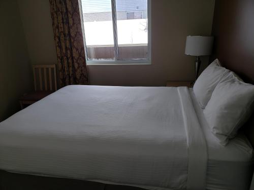 Postel nebo postele na pokoji v ubytování Shemron Suites Hotel