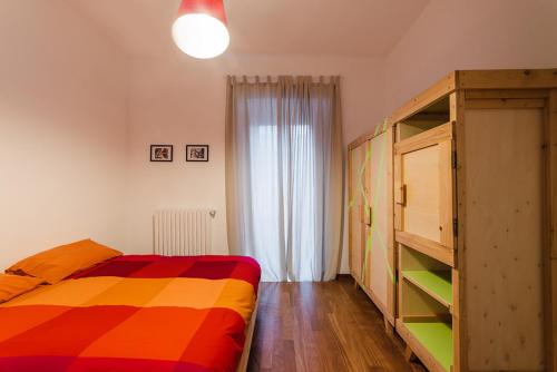 バーリにあるManzoni Houseのベッドルーム1室(カラフルな毛布付きのベッド1台付)