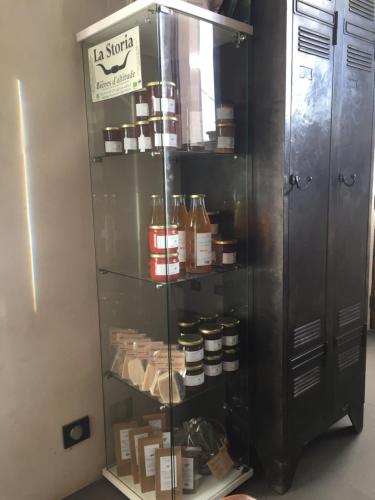 a glass cabinet filled with lots of medicines at La Galisesagnoise in Briançonnet