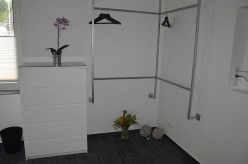 Zimmer mit weißen Wänden und weißen Schubladen in der Unterkunft Home Nr.5 in Roßwein