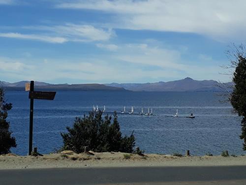 un grande specchio d'acqua con barche in acqua di Las Liebres a San Carlos de Bariloche