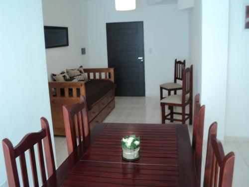 a dining room with a table and chairs and a living room at Buenos Aires 435 in San Miguel de Tucumán