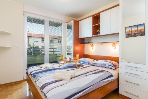 um quarto com 2 camas e uma grande janela em Apartment Klara em Pula