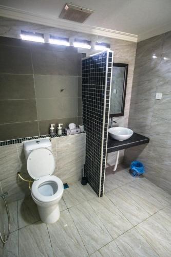 ドゥングンにあるUmbut Bayuのトイレと洗面台付きのバスルーム