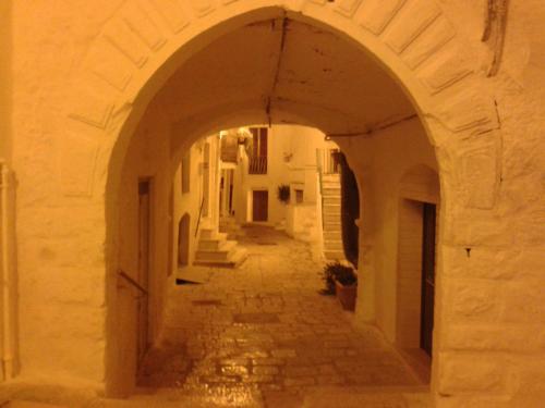 an alley with an archway in a building at Arco Michele in Putignano