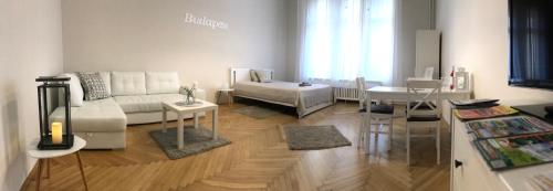 ein Wohnzimmer mit einem Sofa und einem Tisch in der Unterkunft Apartman - Heart of Budapest in Budapest