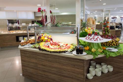 a buffet of fruit and vegetables on a counter at Hotel Timor in Playa de Palma