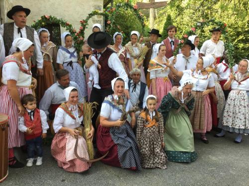 a group of people posing for a picture at La Galisesagnoise in Briançonnet