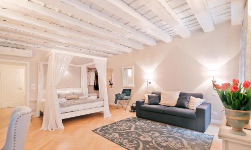 ヴェローナにあるBoutique Apartments Veronaのリビングルーム(ソファ、ベッド付)