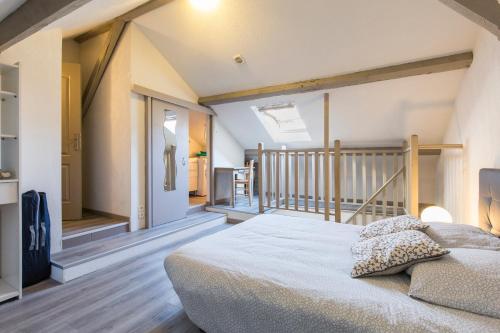 1 dormitorio con 1 cama y balcón en Découvrir Lourdes, en Lourdes
