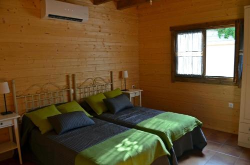 Giường trong phòng chung tại Casa Rural La Dehesa de Toledo a 5 minutos de Puy du Fou España