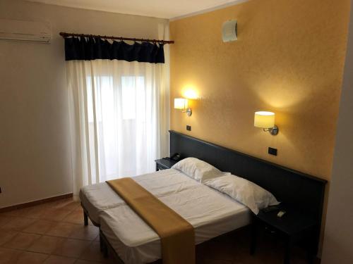 Un pat sau paturi într-o cameră la Residence Hotel Antica Perla