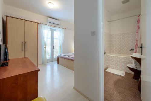een badkamer met een wastafel en een bad bij Guest House Villa Bellevue 2 in Cavtat