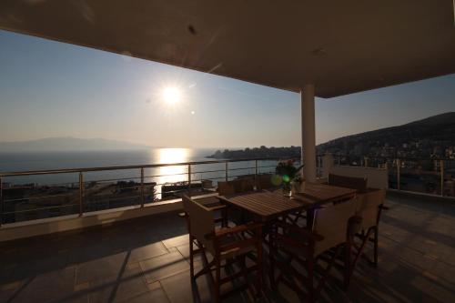 d'une table et de chaises sur un balcon avec vue sur l'océan. dans l'établissement Nefeli Apartments, à Saranda