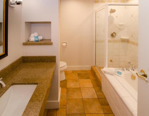 Koupelna v ubytování Galiano Oceanfront Inn & Spa