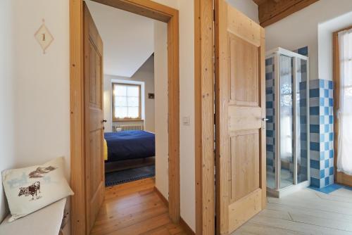 a hallway with a door leading to a bedroom at Maso Vaia in Cavalese