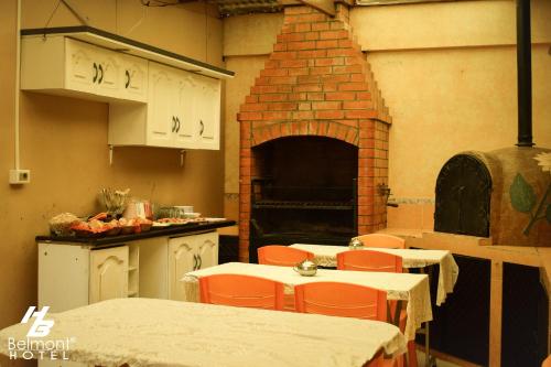 una cocina con 2 mesas y un horno de ladrillo en Belmont B&B, en La Paz