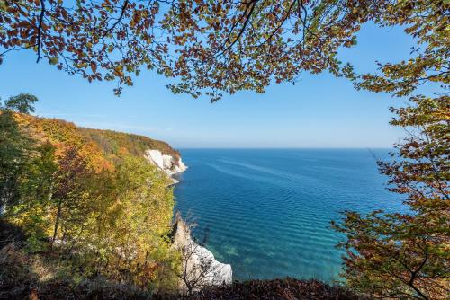 a view of the ocean from a cliff at Hotel Mukran in Sassnitz