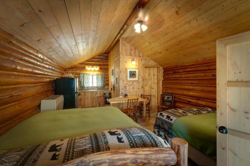 A bed or beds in a room at Silver Gate Lodging