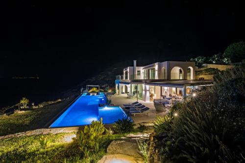 een huis met een zwembad in de nacht bij Blue Paradise Chania in Epáno Kefalás
