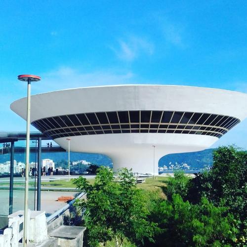 a view of a building with a roof at Brasileranza Hostel in Niterói