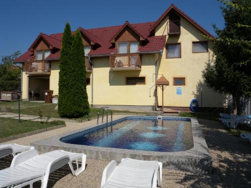 Piscina a Blaha Apartman o a prop