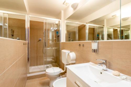 uma casa de banho com um WC, um chuveiro e um lavatório. em CLAVDIA Flat em Roma