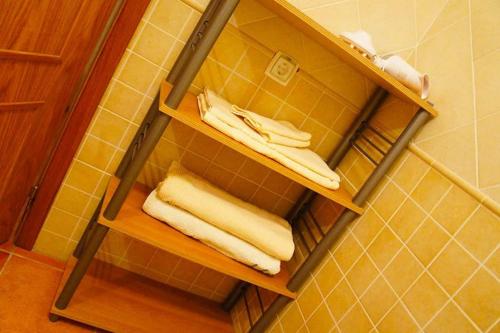 un toallero en un baño con toallas en Martin House - Montenegro - FARO - ALGARVE, en Faro