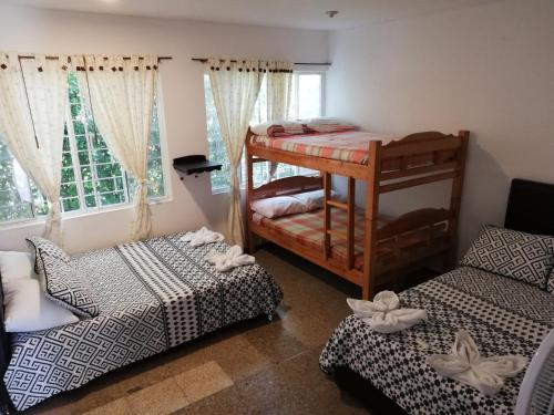 Divstāvu gulta vai divstāvu gultas numurā naktsmītnē Hotel Campestre la Vega Inn