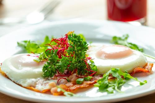 een bord met eieren en groenten erop bij Folwark Białych Bocianów in Kamionka