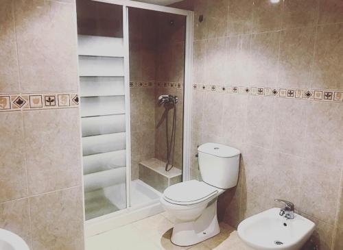 een badkamer met een toilet, een douche en een wastafel bij Hostel el jardin in Gamarra Mayor