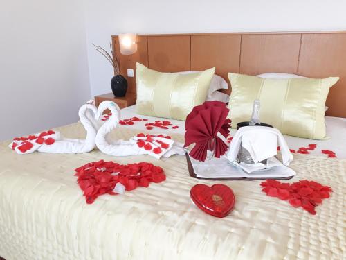 a bed with two swans and roses on it at Hotel Santa Cruz in Santa Cruz
