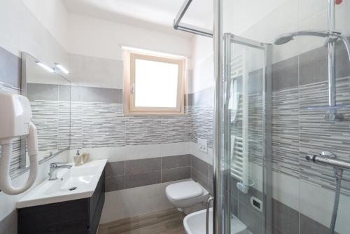ein Bad mit einem WC, einem Waschbecken und einer Dusche in der Unterkunft Boca Marina in Alba Adriatica