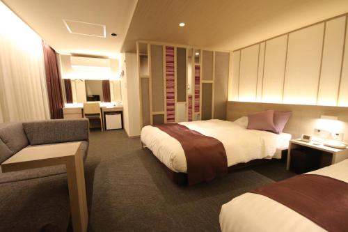 Un pat sau paturi într-o cameră la Kita Hotel