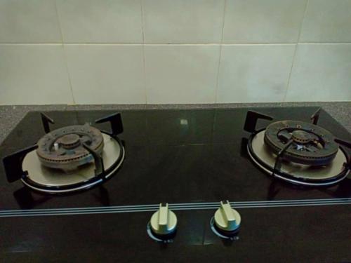two burners on a stove in a room at Gambang Homestay BangloMuslim in Kuantan