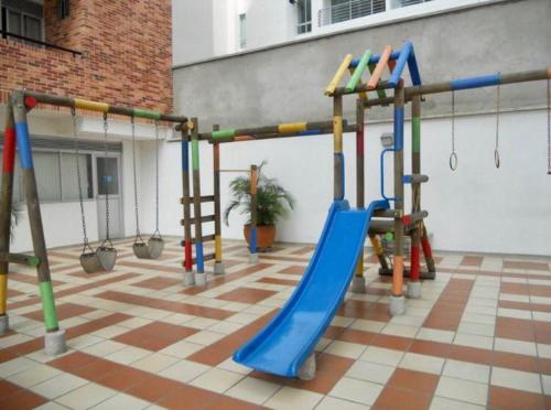 Ο χώρος παιχνιδιού για παιδιά στο APARTAMENTO AMOBLADO CON EXCELENTE UBICACIÓN