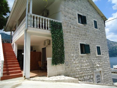 Ein Haus mit einem Efeu, der seitlich wächst in der Unterkunft Apartments Vila San in Kamenari