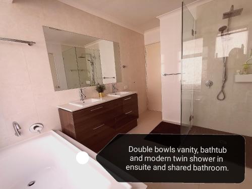 
A bathroom at Cosy easy access home near Perth CBD and Fremantle
