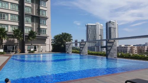 サイバージャヤにある10am-6pm, SAME DAY CHECK IN AND CHECK OUT, Work From Home, 1 Bedroom Apartment, Shaftsbury-Cyberjaya, G-Floor by Flexihome-MYの高層建築の屋上に建つ大型スイミングプール