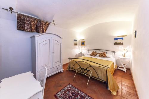 een slaapkamer met een bed en een bureau en een bed bij Rifugio degli Artisti B&B in Rome