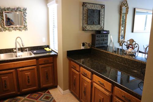 Een keuken of kitchenette bij Siesta Key Dream Vacation