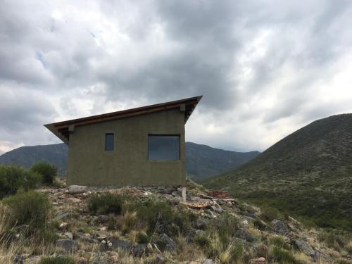 dom na wzgórzu z górami w tle w obiekcie La casa de la paz w mieście Potrerillos