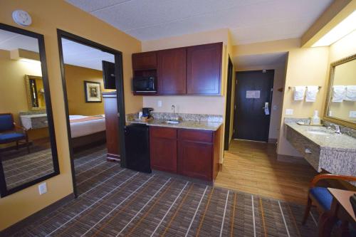 Best Western Resort Hotel & Conference Center Portage tesisinde mutfak veya mini mutfak