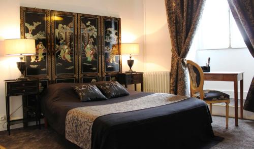 a bedroom with a bed with a large headboard at Résidence et Chambres d'Hôtes de La Porte d'Arras in Douai