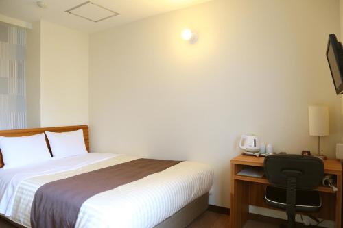 Giường trong phòng chung tại Tokyo Ueno New Izu Hotel