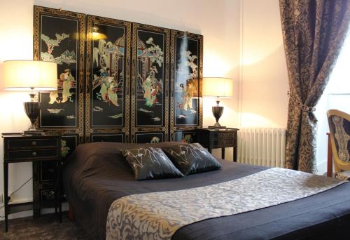 a bedroom with a bed with a large headboard at Résidence et Chambres d'Hôtes de La Porte d'Arras in Douai