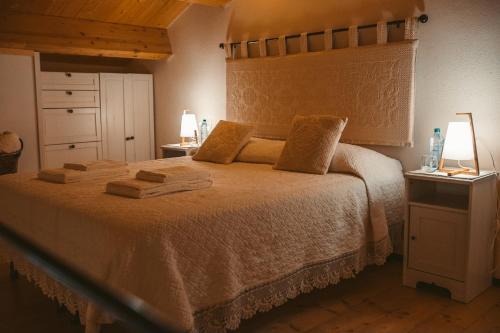 een slaapkamer met een bed met twee handdoeken erop bij Hillary's Loft in Alghero